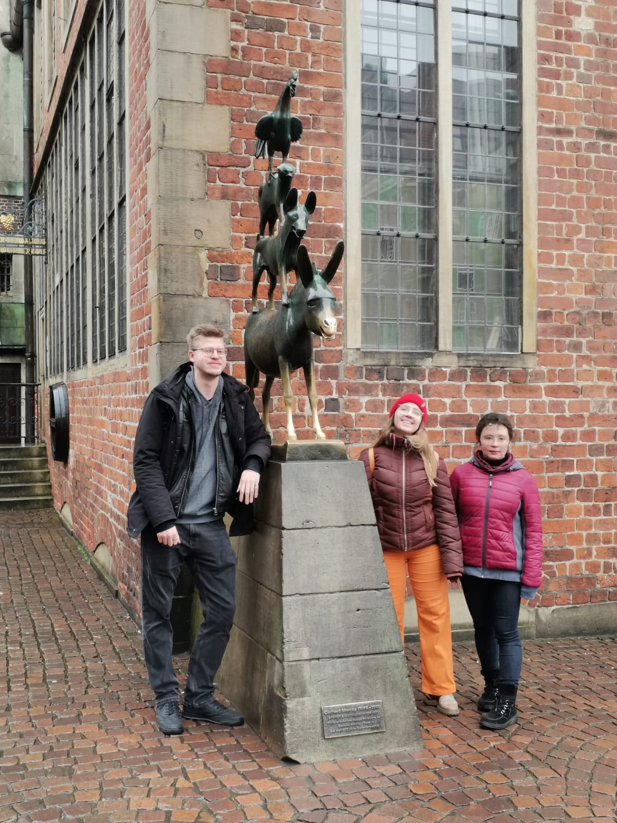 Mitglieder von JÖ - jung.ökologisch neben den Bremer Stadtmusikanten