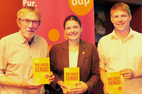 Bernhard Suttner, Agnes Becker und Tobias Ruff bei der Vorstellung ihrer Streitschrift mit dem Titel: "Wir haben genug! Warum das gute Leben jenseits von Konsumismus, Wachstumswahn und Überfluss liegt."