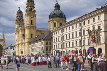 OeP195_PHolmes_Prozession_600x400