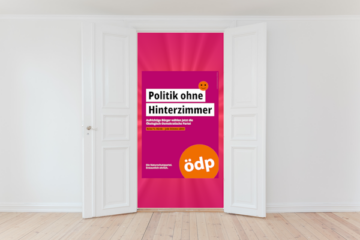 Transparente Demokratie: Wahlplakat „Politik ohne Hinterzimmer“ in einer geöffneten Tür – Foto: Ralphs_Fotos / pixabay.com