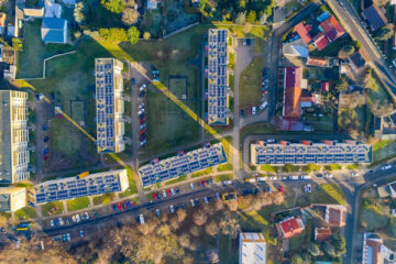 Bausteine einer ambitionierten Klimapolitik: Wohnblöcke mit Solaranlagen aus der Vogelperspektive, Foto: Solarimo / pixabay.com