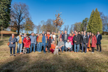 Mitglieder und Unterstützer der Maria Opitz-Döllinger Stiftung bei einer Baumpflanzung in Gersfeld