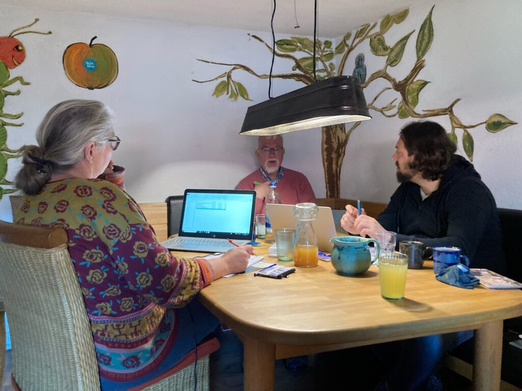 Der Vorstand der Maria Opitz-Döllinger Stiftung bei seiner Klausur (von links): Doris Hüben-Holomos, Martin F. Dreß und Wolfgang Königbauer; es fehlt: Thomas Schiffelmann. Foto: Thomas Schiffelmann
