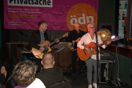 Am Samstagabend sorgte die Band C. C. Adams für den passenden Rahmen, um auch abseits von Politik in Verbindung zu kommen. Foto: Helmut Kauer