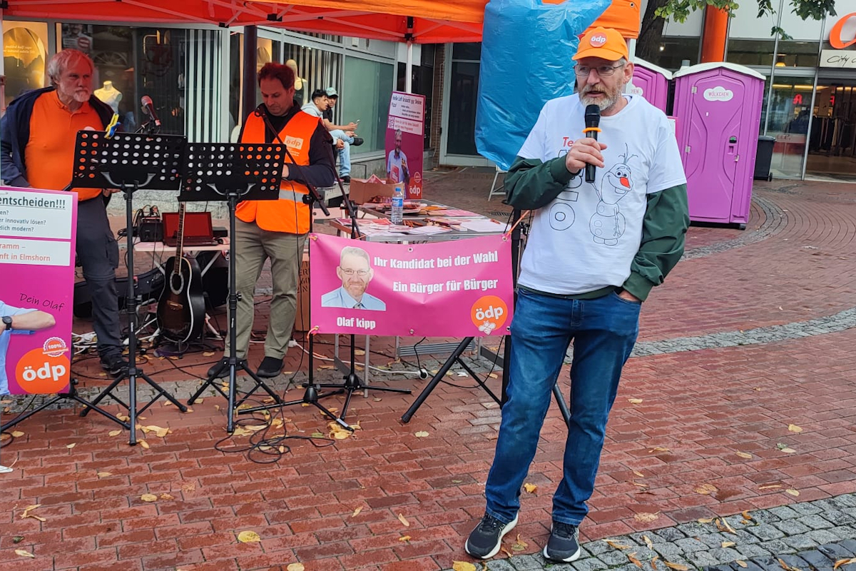 Bei einem Infostand in Elmshorn, Schleswig-Holstein (von rechts): OB-Kandidat Olaf Kipp, Wahlkampfmanager André Bujok und ÖDP-Bundesvorsitzender Günther Brendle-Behnisch; Foto: Gerd Pfitzenmaier