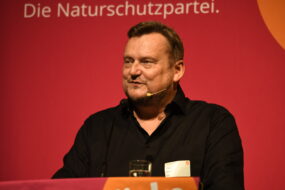 Journalist Uwe Ritzer lenkte die Aufmerksamkeit am Freitagabend auf den menschlichen Umgang mit lebenswichtigen Ressourcen. Foto: Helmut Kauer