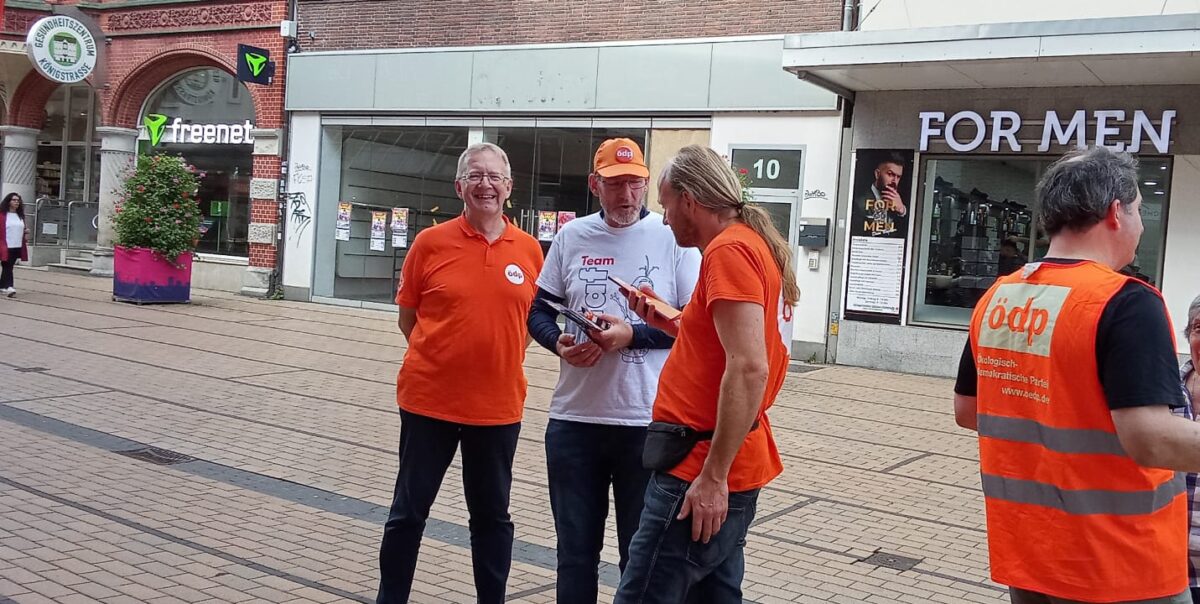 Team Olaf mit OB-Kandidat Olaf Kipp (2. v. l.) im Einsatz in Elmshorn; Foto: ÖDP