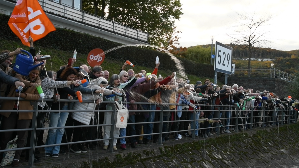 Wir drehen den Hahn um: Wasser marsch fürs Gemeinwohl und den Erhalt der Lebensgrundlagen! Foto: Helmut Kauer