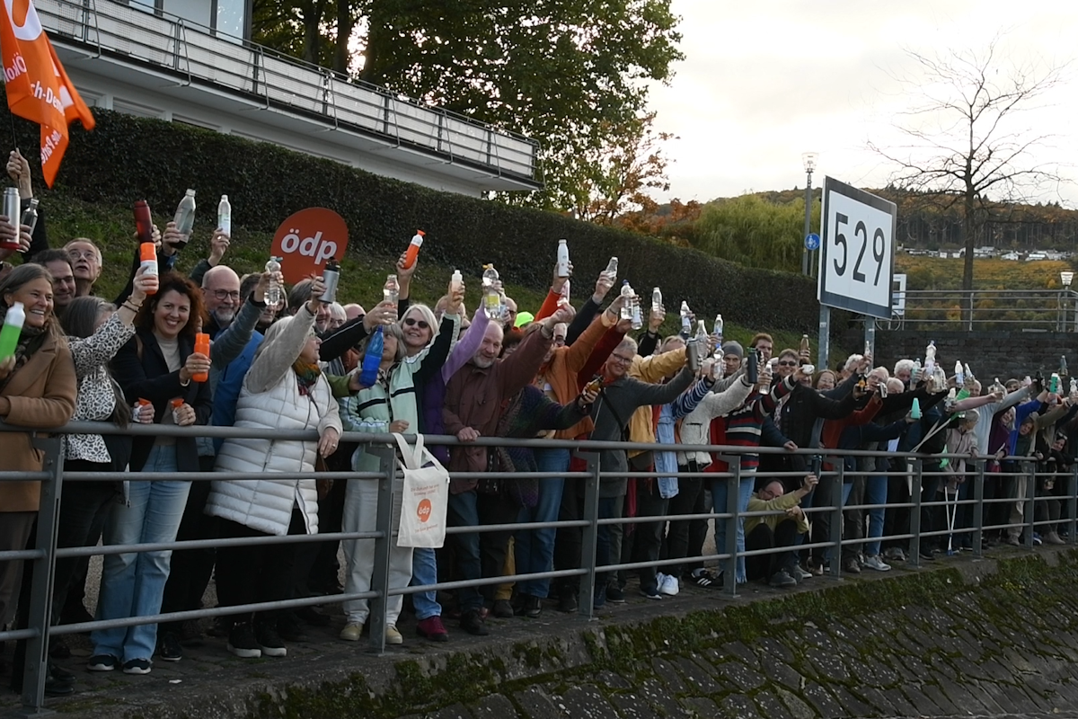 Ein Hoch auf die Öko-Demokratie – erhalten wir, was uns erhält und ein Leben in Würde ermöglicht! Foto: Helmut Kauer