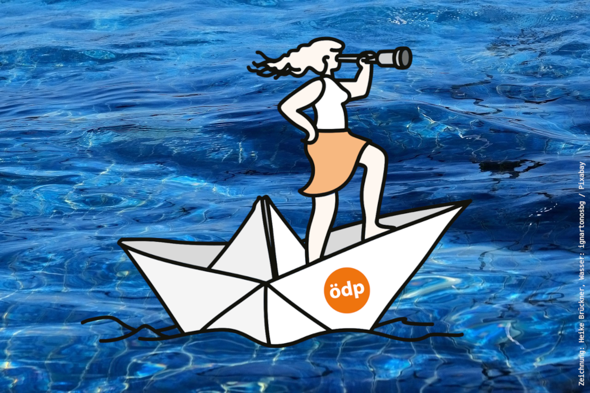 Fotomontage einer gezeichneten Frau mit Fernrohr in einem ÖDP-Papierboot, das im Wasser schwimmt. Die Frau symbolisiert eine Kommunalpolitikerin, die ein Ziel verfolgt.