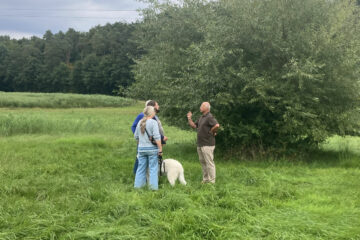 Der Vorstand der Maria Opitz-Döllinger Stiftung besichtigt ein Grundstück, welches ein potenzieller Stifter in die Stiftung einbringen möchte. Foto: Thomas Schiffelmann