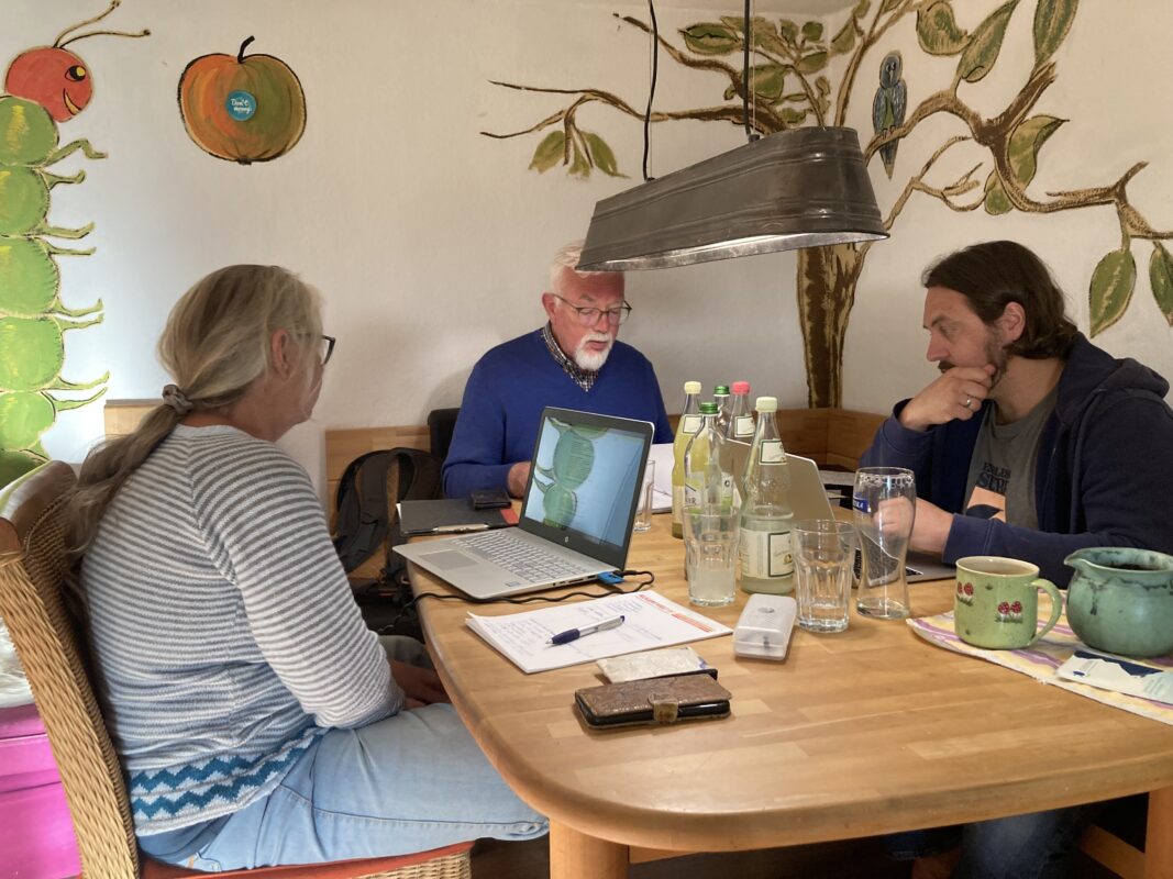 Sichtung und Bewertung der bereits stattgefundenen Förderprojekte durch den Stiftungsvorstand der MOD-Stiftung. Foto: Thomas Schiffelmann