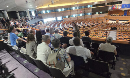 Die ÖDP-Europaabgeordnete Manuela Ripa spricht im EU-Parlament in Brüssel zu der Besuchergruppe aus Baden-Württemberg.