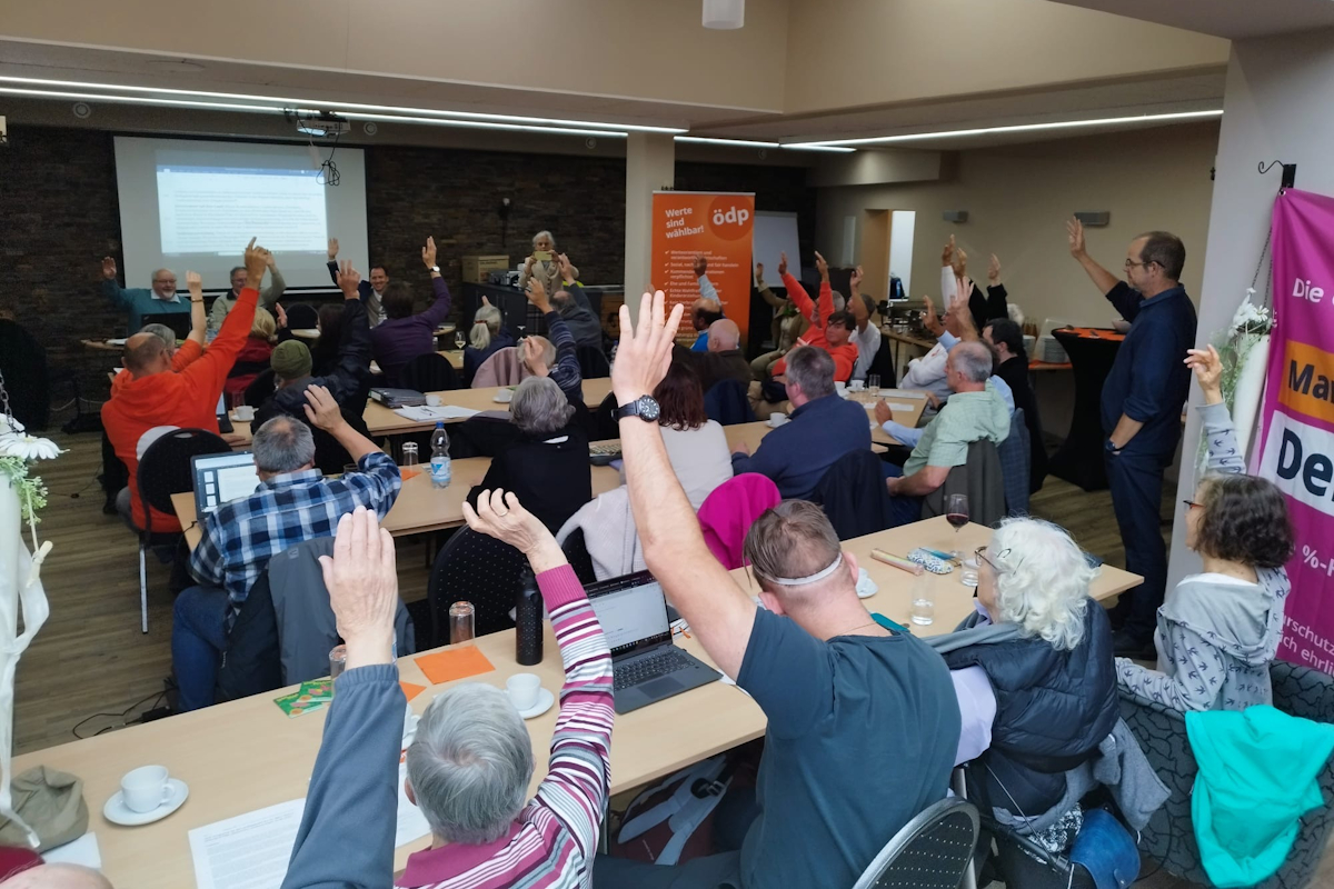 Delegierte auf dem Landesparteitag der ÖDP Rheinland-Pfalz bei einer Abstimmung. Foto: ÖDP Rheinland-Pfalz