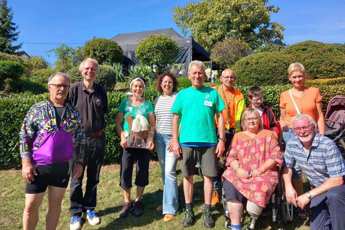 Eine Abordnung der ÖDP Saar überreichte den Betreibern eines Gnadenhofs die „ÖDP-Ziege Emma“ aus Edelrost (von links): Ralf Pinter, Claus Jacob, Jutta Braun, Manuela Ripa, Lothar Braun, Ulrich, Andrea und Julien Honecker, Jutta und Andreas Goldschmidt. Foto: ÖDP Saar