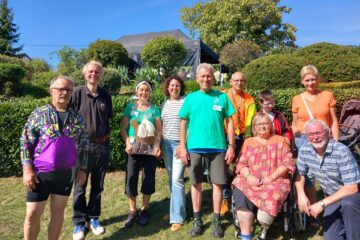 Eine Abordnung der ÖDP Saar überreichte den Betreibern eines Gnadenhofs die „ÖDP-Ziege Emma“ aus Edelrost (von links): Ralf Pinter, Claus Jacob, Jutta Braun, Manuela Ripa, Lothar Braun, Ulrich, Andrea und Julien Honecker, Jutta und Andreas Goldschmidt. Foto: ÖDP Saar