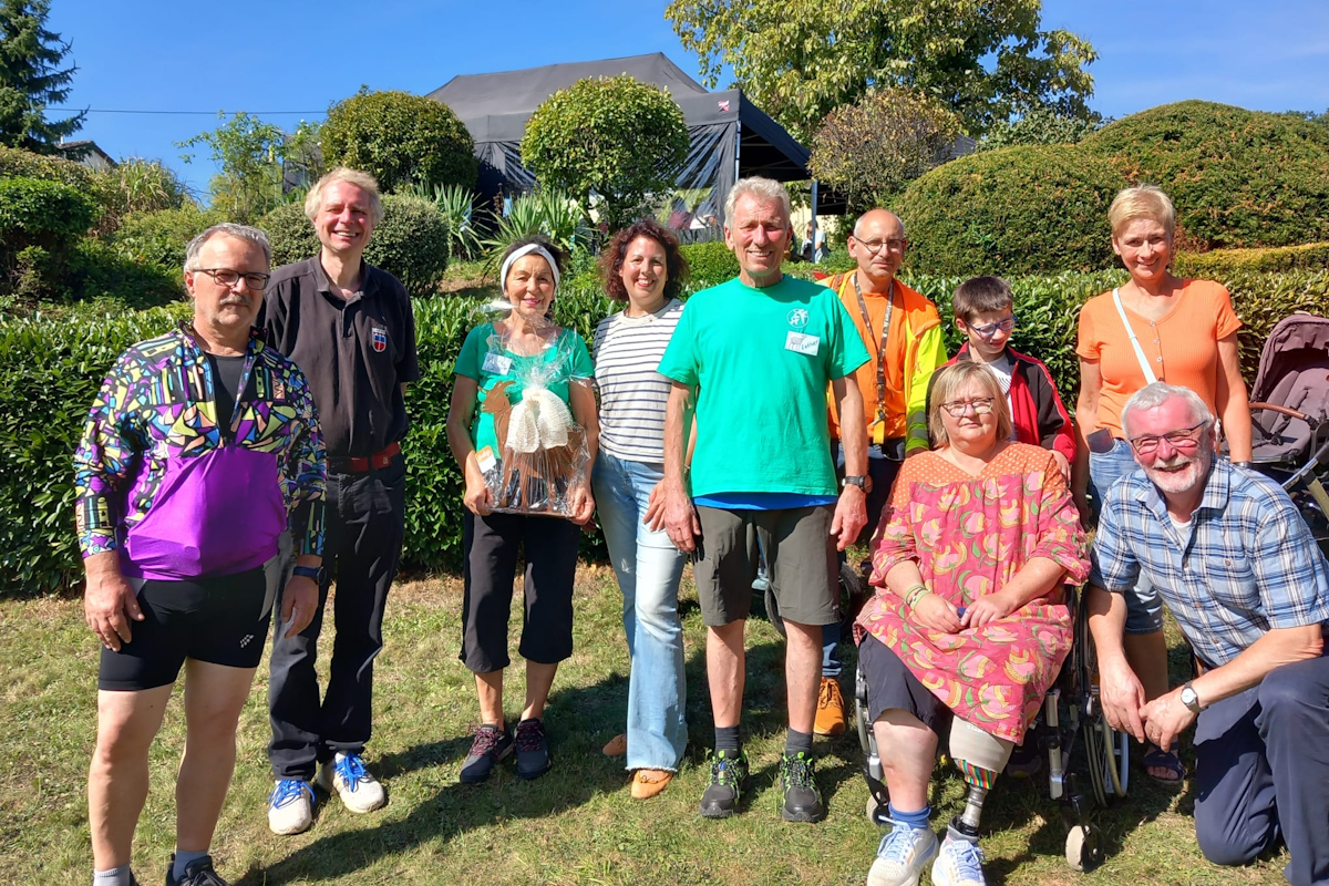 Eine Abordnung der ÖDP Saar überreichte den Betreibern eines Gnadenhofs die „ÖDP-Ziege Emma“ aus Edelrost (von links): Ralf Pinter, Claus Jacob, Jutta Braun, Manuela Ripa, Lothar Braun, Ulrich, Andrea und Julien Honecker, Jutta und Andreas Goldschmidt. Foto: ÖDP Saar