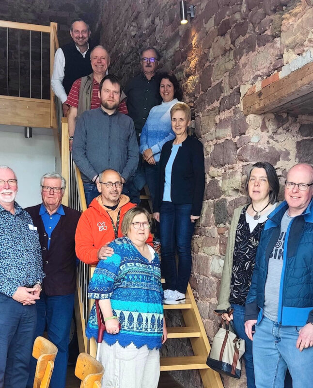 Landesparteitag in Güdingen mit dem neu gewählten Landesvorstand (auf der Treppe im Uhrzeigersinn): Andrea und Uli Honecker, Tobias Braun, Claus Jacob, Jorgo Chatzimarkakis, Ralf Pinter, Manuela Ripa, Jutta Goldschmidt; rechts im Bild: Per Zengerly. Foto: ÖDP Saar