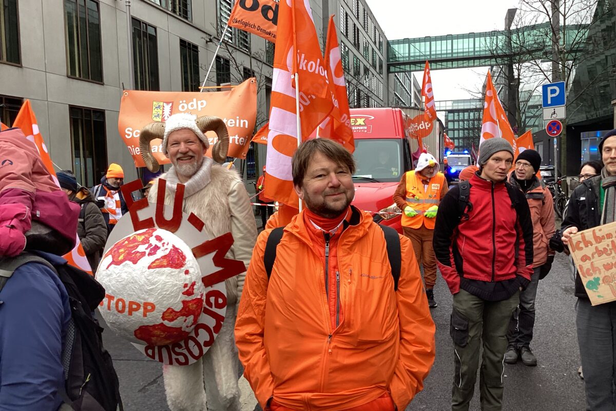ÖDP-Mitglieder auf der „Wir haben es satt“-Demo 2026 in Berlin. Gesunde Lebensmittel und Tierschutz sind auch im Hinblick auf das EU-Mercosur-Abkommen wichtige Anliegen der ÖDP. Foto: Prof. Dr. Herbert Einsiedler