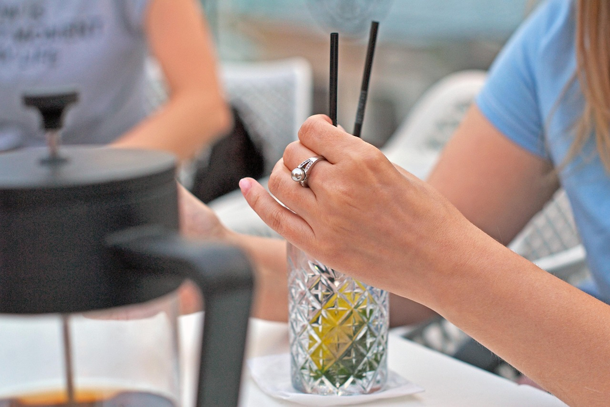 Eine Frau mit einem alkoholischen Getränk. Foto: zavtrak92 / pixabay.com