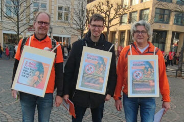 Frank Schulz, Thorben Hansen und Jens Geibel vom KV Region Köln bei der Unterschriftensammlung auf dem Bonner Münsterplatz. Foto: Frank Schulz