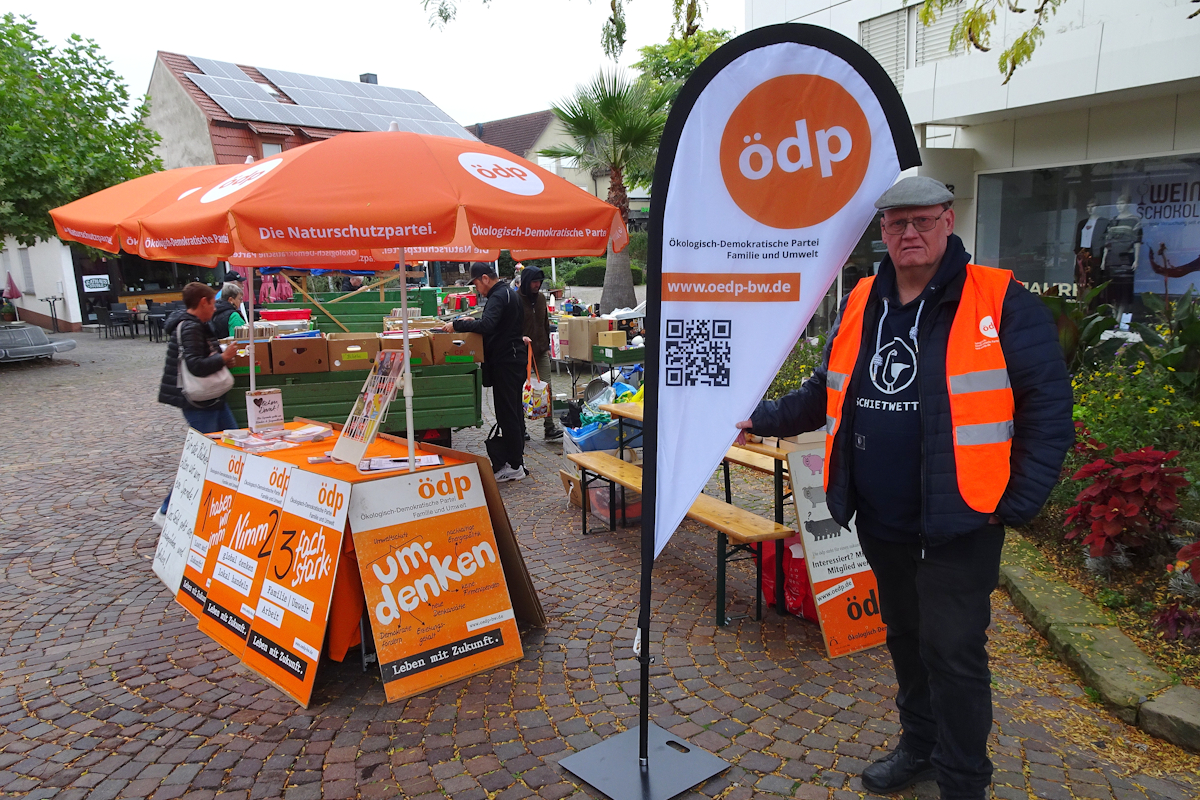 Der Kreisverband Heilbronn sammelte in Verbindung mit seinen beliebten Bücherflohmärkten Unterstützungsunterschriften. Foto: ÖDP Heilbronn