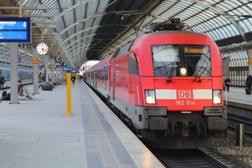 Ein Zug der Deutsche Bahn wartet in einem Bahnhof. Foto: jonasreichard / pixabay.com