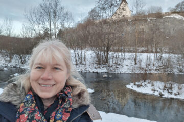 Dr. Elsge Schrade an einem renaturierten Bereich der Brenz in Heidenheim. Foto: Dr. Elsge Schrade