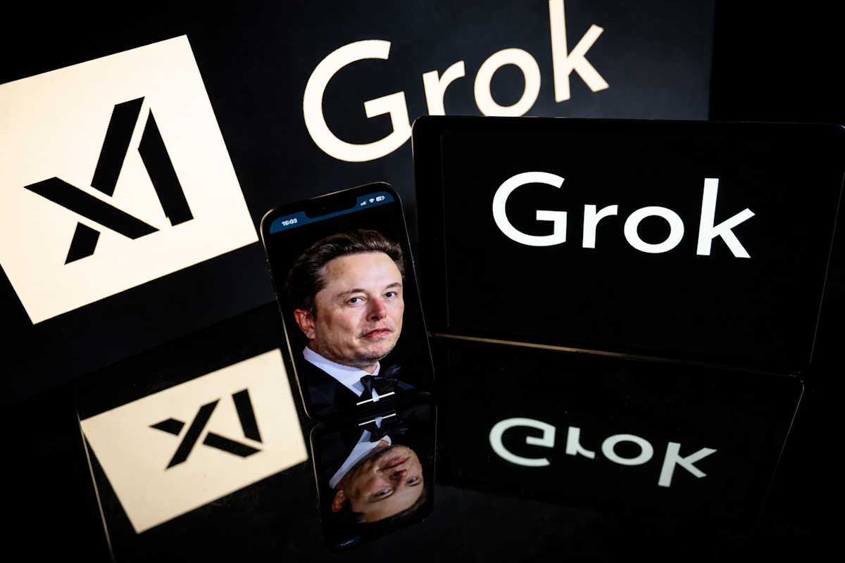 Auf einem Smartphone ist Elon Musk zu sehen; daneben die Logos seiner Firma xAI sowie des Chatbots Grok. Grafik: KI-generiert mit ChatGPT