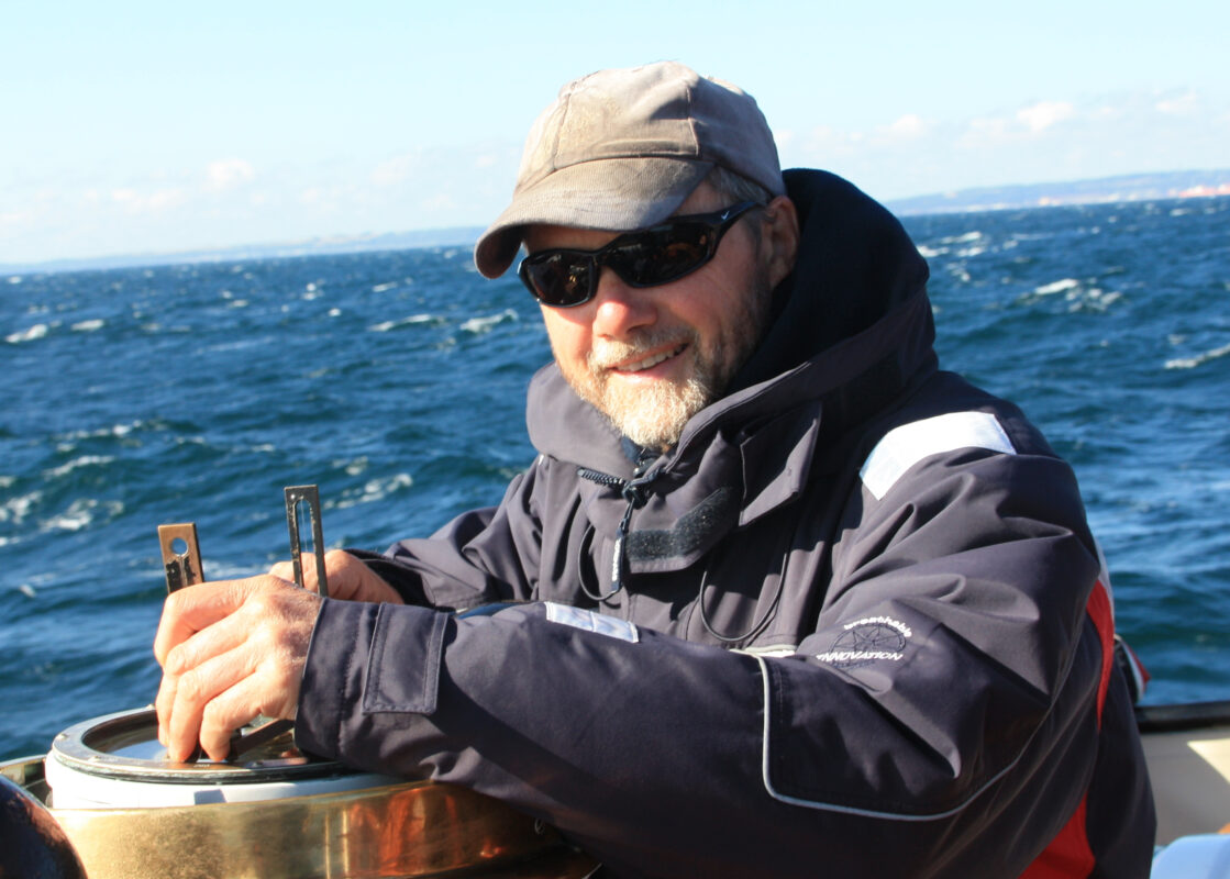 Günther Brendle-Behnisch auf einem Schiff – immer mit dem Wasser verbunden. Foto: Mike Müller, Berlin