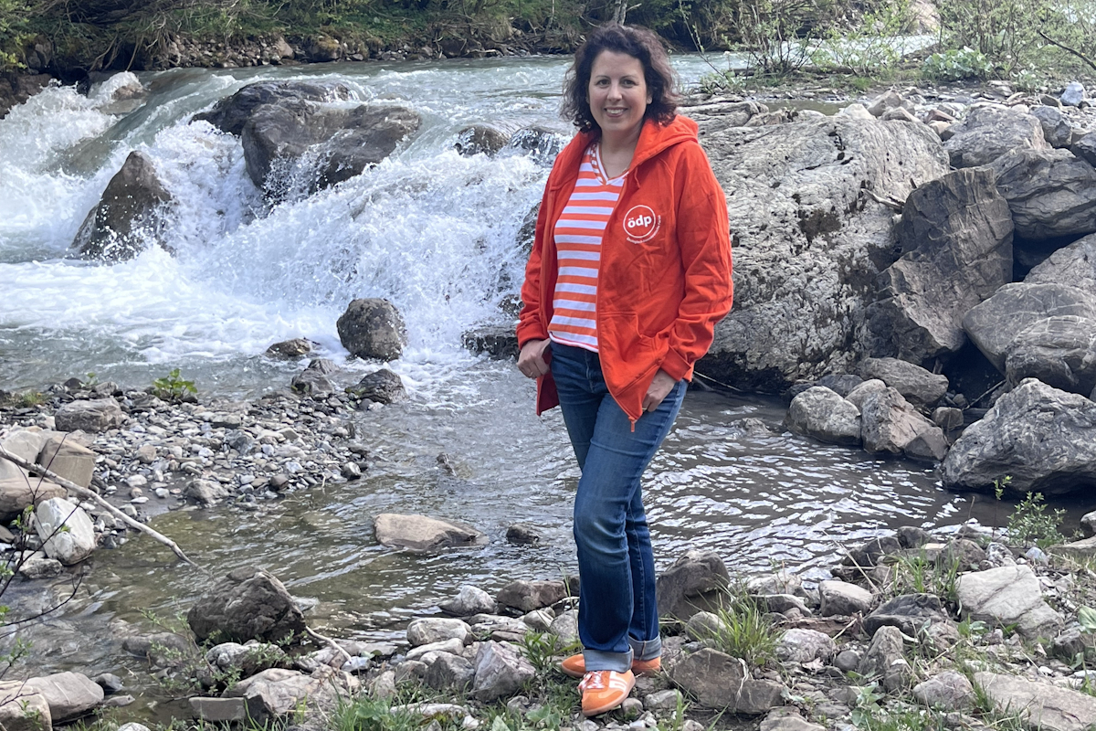 Manuela Ripa, Europaabgeordnete der ÖDP, steht an einem Bach mit sprudelndem Wasser. Foto: Kirsten Elisabeth Jäkel