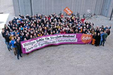 250 Delegierte des ÖDP-Landesparteitags fordern, lieber beim Straßenneubau zu sparen und nicht bei Naturschutz und Familien. Foto: ÖDP