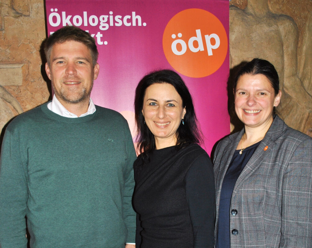 Die ÖDP-Landesvorsitzenden Agnes Becker und Tobias Ruff stellten Ronja Zöls-Biber (Mitte) den Delegierten des Landesparteitags vor. Foto: ÖDP