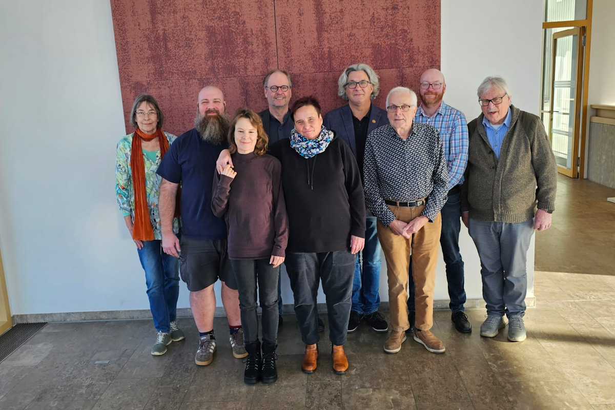 Corinne Enders (links) und Herbert Einsiedler (rechts) aus dem ÖDP-Bundesvorstand freuen sich mit dem frisch gewählten Landesvorstand NRW (Mitte, von links): René Löffler (Region Köln), Katarina Fink (Aachen-Düren-Heinsberg), Frank Schulz (Region Köln), Veronika Berger (Region Düsseldorf-Niederrhein), Jens Geibel (Region Köln), Johannes Stirnberg (Aachen-Düren-Heinsberg) und Marcel Foré (Aachen-Düren-Heinsberg); nicht im Bild: Martin Schauerte (Bonn-Siegburg-Euskirchen). Foto: Helmut Gellermann / ÖDP