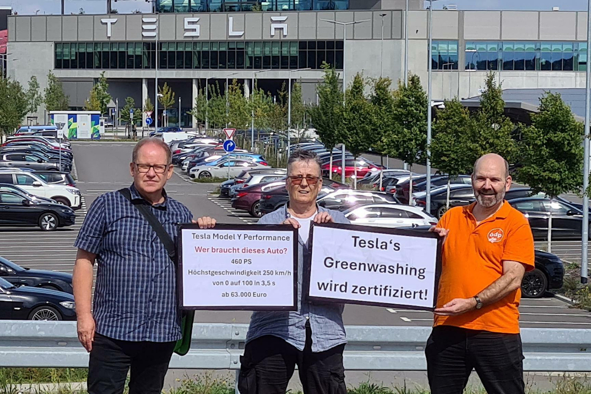 Protestierten gegen die Verleihung des EMAS-Zertifikats an Tesla (von links): Steffen Schorcht und Manu Hoyer vom VNLB e. V. neben Thomas Löb vom ÖDP-Kreisverband Oder-Spree. Foto: Barbara Hoyer