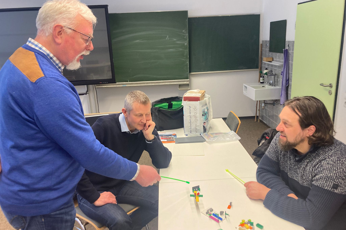 Martin F. Dreß (links) und Wolfgang Königbauer (rechts) vom Vorstand der Maria Opitz-Döllinger Stiftung diskutieren mit Michael Pelzl (Mitte) anhand von Modellen über Aspekte der Vision der Stiftung. Foto: Thomas Schiffelmann