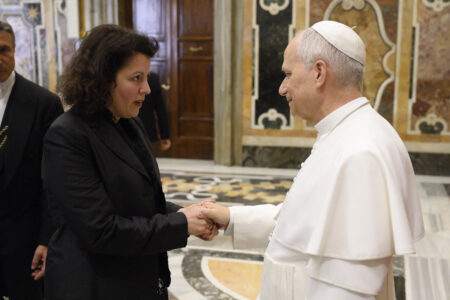 Die ÖDP-Abgeordnete Manuela Ripa (links) im Gespräch mit Papst Leo XIV. Foto: Vatican Media / Mario Tomassetti