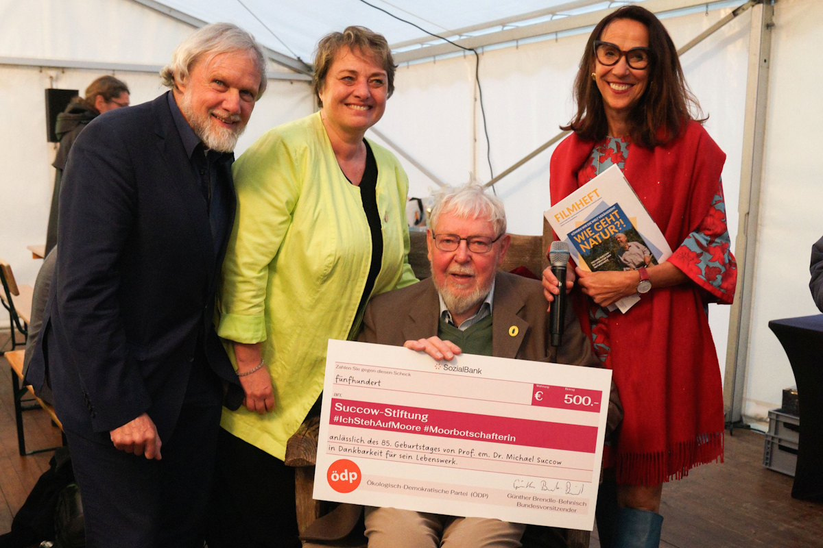 Mit einer Spende an die Michael Succow Stiftung bedankten sich der ÖDP-Bundesvorsitzende, Günther Brendle-Behnisch, und seine Stellvertreterin, Kirsten Elisabeth Jäkel, bei Prof. em. Dr. Michael Succow für sein bedeutendes Lebenswerk und bei dessen Tochter, Kathrin Succow, die nun die Stiftung führt. Foto: Leevke Succow