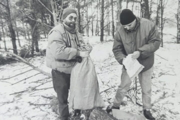 Zwei Wissenschaftler beim Sammeln von Boden- und Holzproben im Sperrgebiet um das Atomkraftwerk Tschernobyl im Jahr 1991. Foto: Gerd Pfitzenmaier