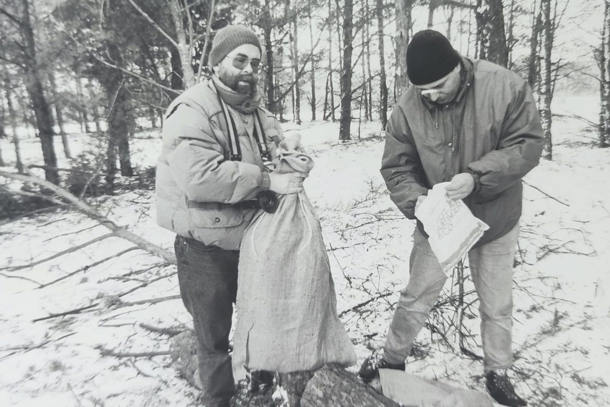 Zwei Wissenschaftler beim Sammeln von Boden- und Holzproben im Sperrgebiet um das Atomkraftwerk Tschernobyl im Jahr 1991. Foto: Gerd Pfitzenmaier