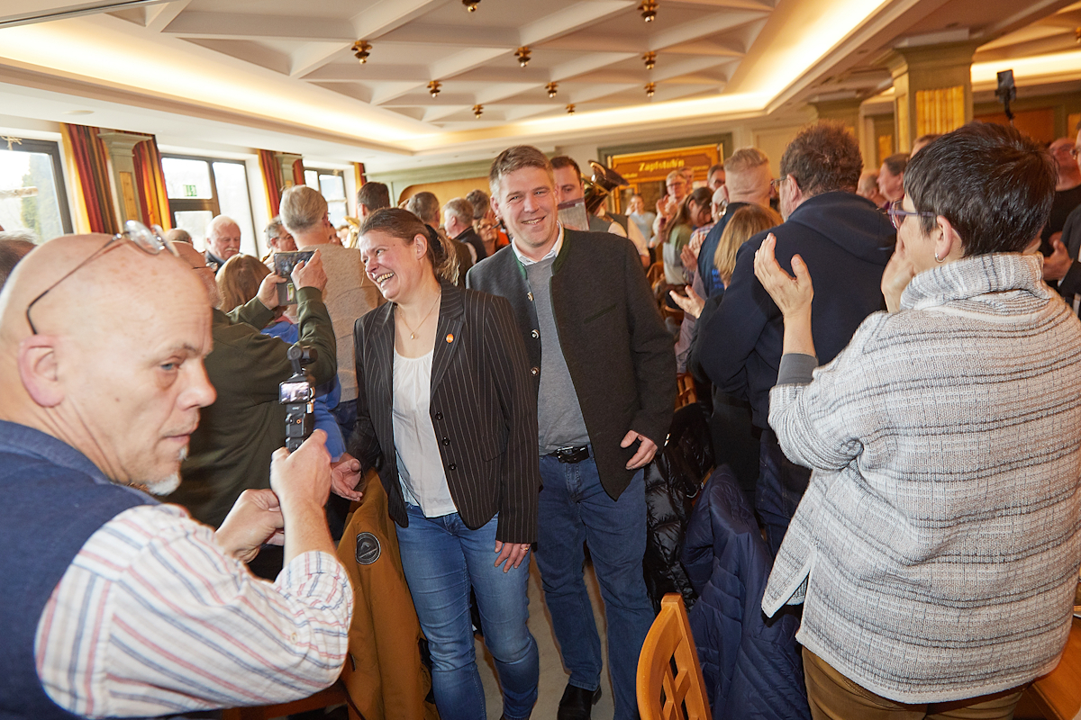 Die Co-Landeschefs der bayerischen ÖDP in der Bildmitte, Agnes Becker und Tobias Ruff, beim Aschermittwoch in Passau. Foto: Josef Lang