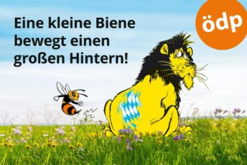Wo sind wir noch Biene, wo sind wir noch Stachel!? Plakatmotiv mit Text: „Eine kleine Biene bewegt einen großen Hintern!“. Dazu ist ein gelber Löwe mit blau-weißem Rauten-Muster auf dem Rücken zu sehen, der auf einer Blumenwiese sitzt. Dieser Löwe wird von einer Biene mit einem kräftigen Stachel gestochen. Rechts oben befindet sich das ÖDP-Logo. Grafik: ÖDP