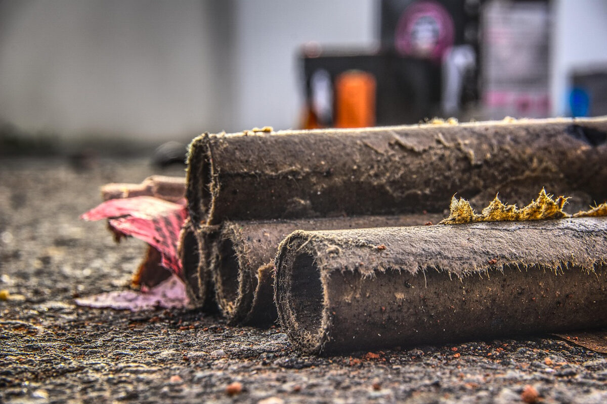 Ausgebrannte Böller liegen auf einer Straße. Foto: distelAPPArath / pixabay.com