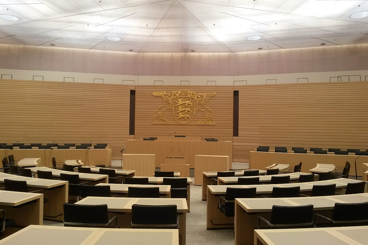 Der Plenarsaal des Baden-Württemberger Landtags in Stuttgart. Foto: --Mike Ax (Diskussion) 09:38, 2. Apr. 2017 (CEST), Copyrighted free use, via Wikimedia Commons