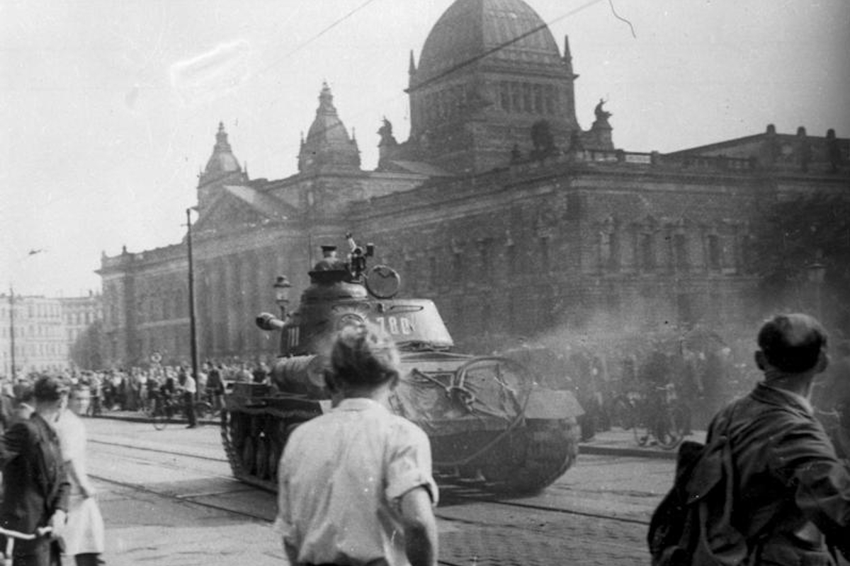 Sowjetischer Panzer in Leipzig vor dem Gebäude des damaligen Georgi-Dimitroff-Museums während des Volksaufstands um den 17. Juni 1953. Bis 1945 hatte das Reichsgericht seinen Sitz in dem Gebäude und ab 2002 das Bundesverwaltungsgericht. Foto: Bundesarchiv, B 285 Bild-14676 / Unknown author / CC-BY-SA 3.0, CC BY-SA 3.0 DE , via Wikimedia Commons