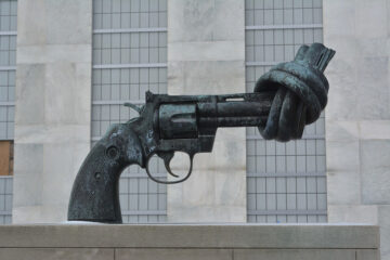 Mahnmal für den Frieden vor den Vereinten Nationen in New York: Ein Revolver mit Knoten im Lauf. Foto: Botana / pixabay.com