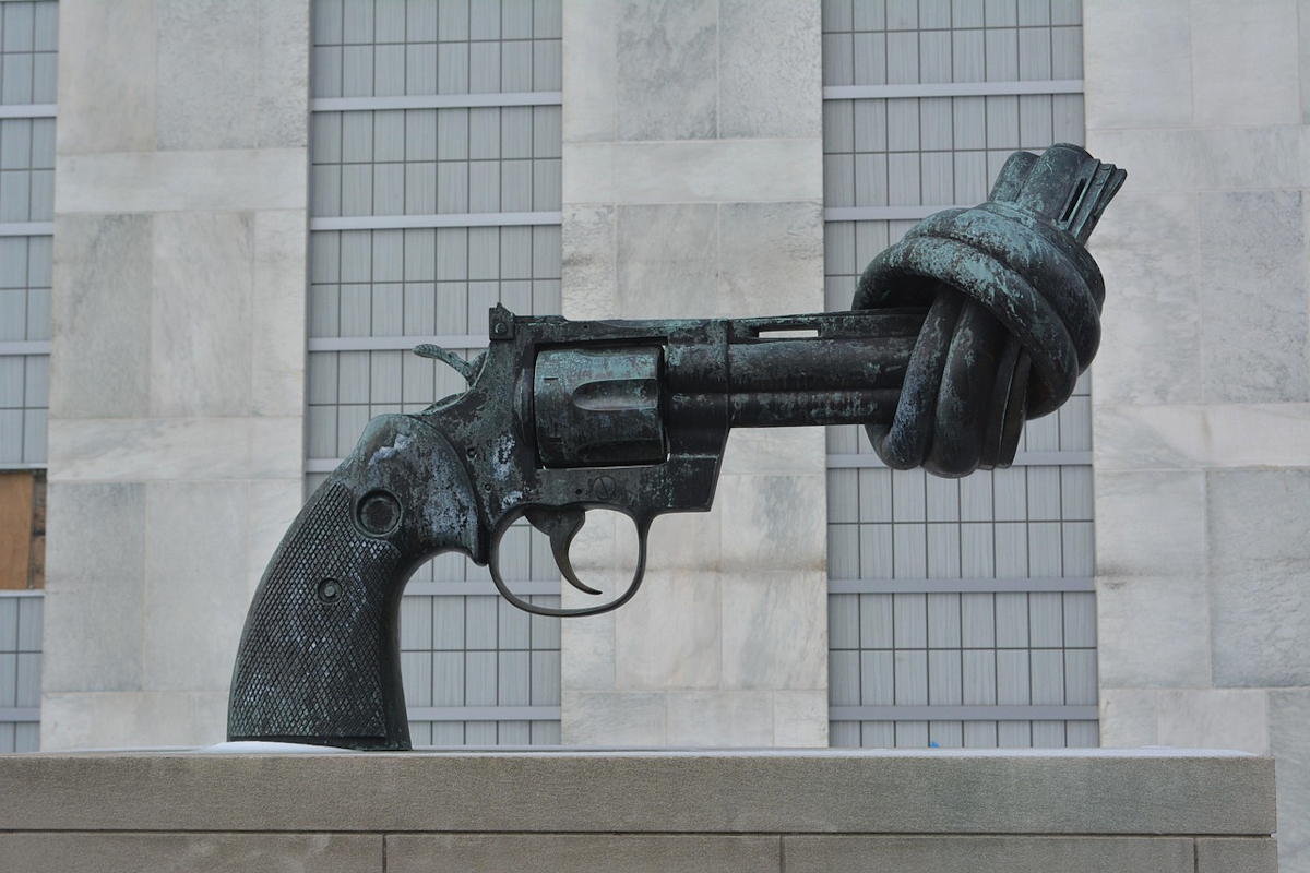 Mahnmal für den Frieden vor den Vereinten Nationen in New York: Ein Revolver mit Knoten im Lauf. Foto: Botana / pixabay.com