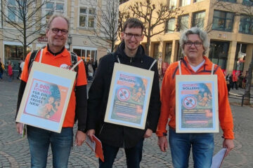 Frank Schulz, Thorben Hansen und Jens Geibel (v. l.) von der ÖDP Region Köln bei der Unterschriftensammlung auf dem Bonner Münsterplatz. Foto: ÖDP