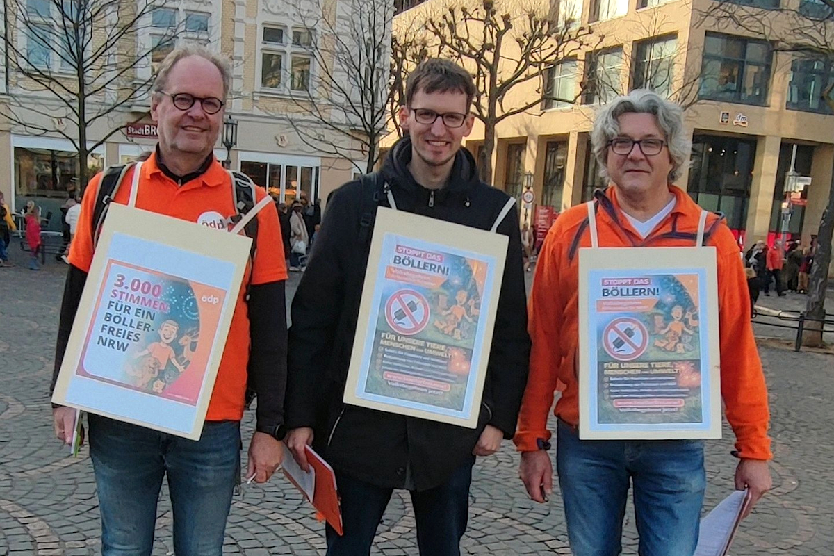 Frank Schulz, Thorben Hansen und Jens Geibel (v. l.) von der ÖDP Region Köln bei der Unterschriftensammlung auf dem Bonner Münsterplatz. Foto: ÖDP