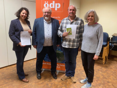 Wahlkampf mit der ÖDP-Europaabgeordneten, Manuela Ripa, in Mainz (von links): Manuela Ripa, Dr. Claudius Moseler, Matthias Reimann und Dr. Gitta Weber. Foto: ÖDP Rheinland-Pfalz